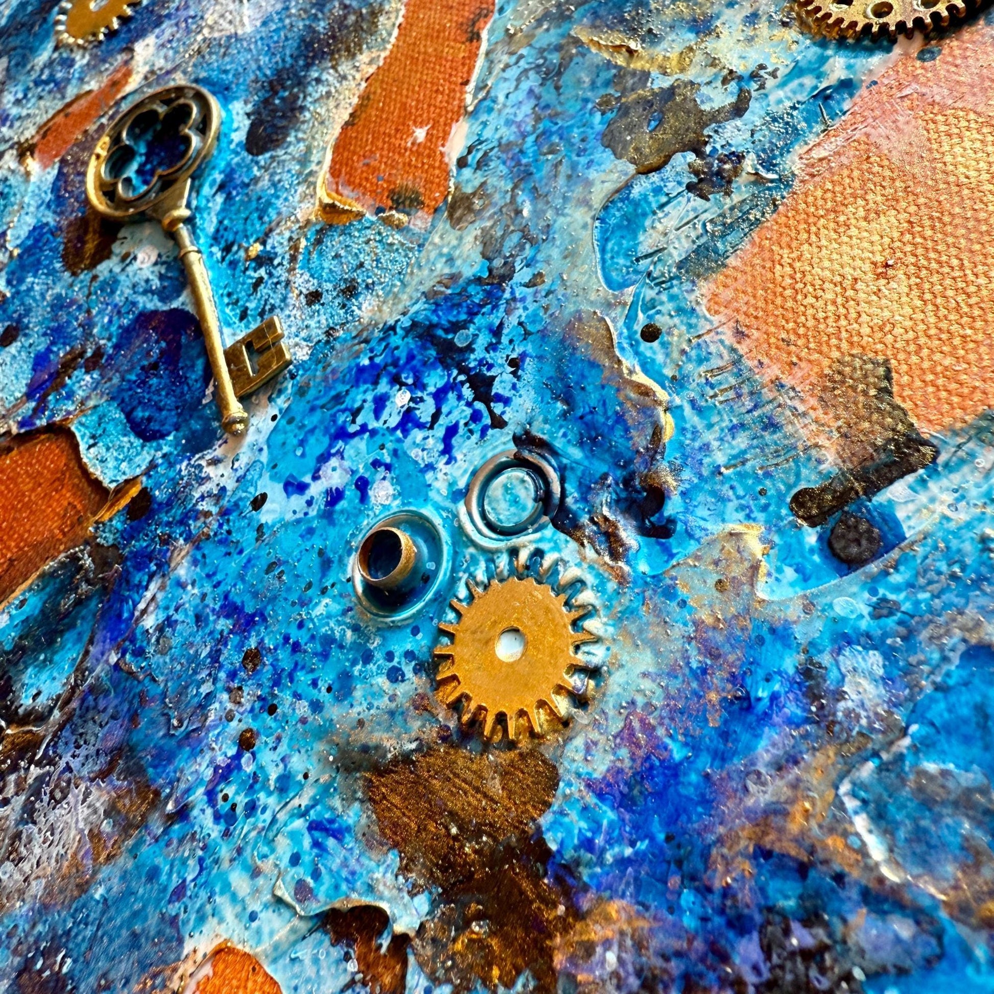 Steampunk Mixed Media Unikat quadratisch. Strukturierte Leinwand mit Zahnrädern, Schlüssel und blauer Patina auf Kupfer-Hintergrund.