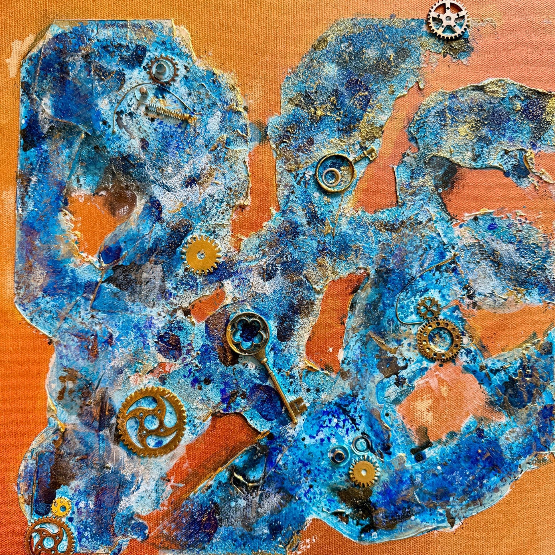 Steampunk Mixed Media Unikat quadratisch. Strukturierte Leinwand mit Zahnrädern, Schlüssel und blauer Patina auf Kupfer-Hintergrund.