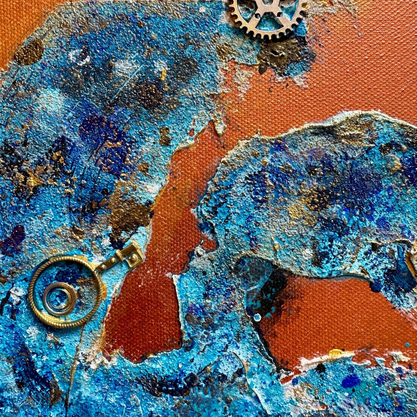 Steampunk Mixed Media Unikat quadratisch. Strukturierte Leinwand mit Zahnrädern, Schlüssel und blauer Patina auf Kupfer-Hintergrund.