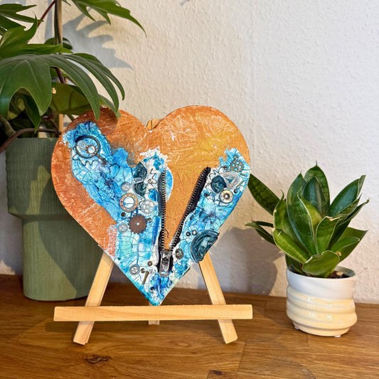 Handgefertigtes Steampunk Herz Gemälde. Mixed Media Unikat mit Zahnrädern, Reißverschluss und Upcycling Elementen in Blau Kupfer.