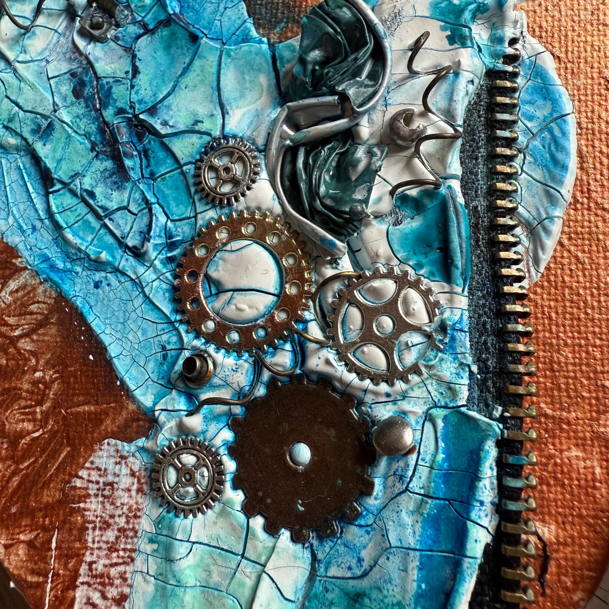 Handgefertigtes Steampunk Herz Gemälde. Mixed Media Unikat mit Zahnrädern, Reißverschluss und Upcycling Elementen in Blau Kupfer.
