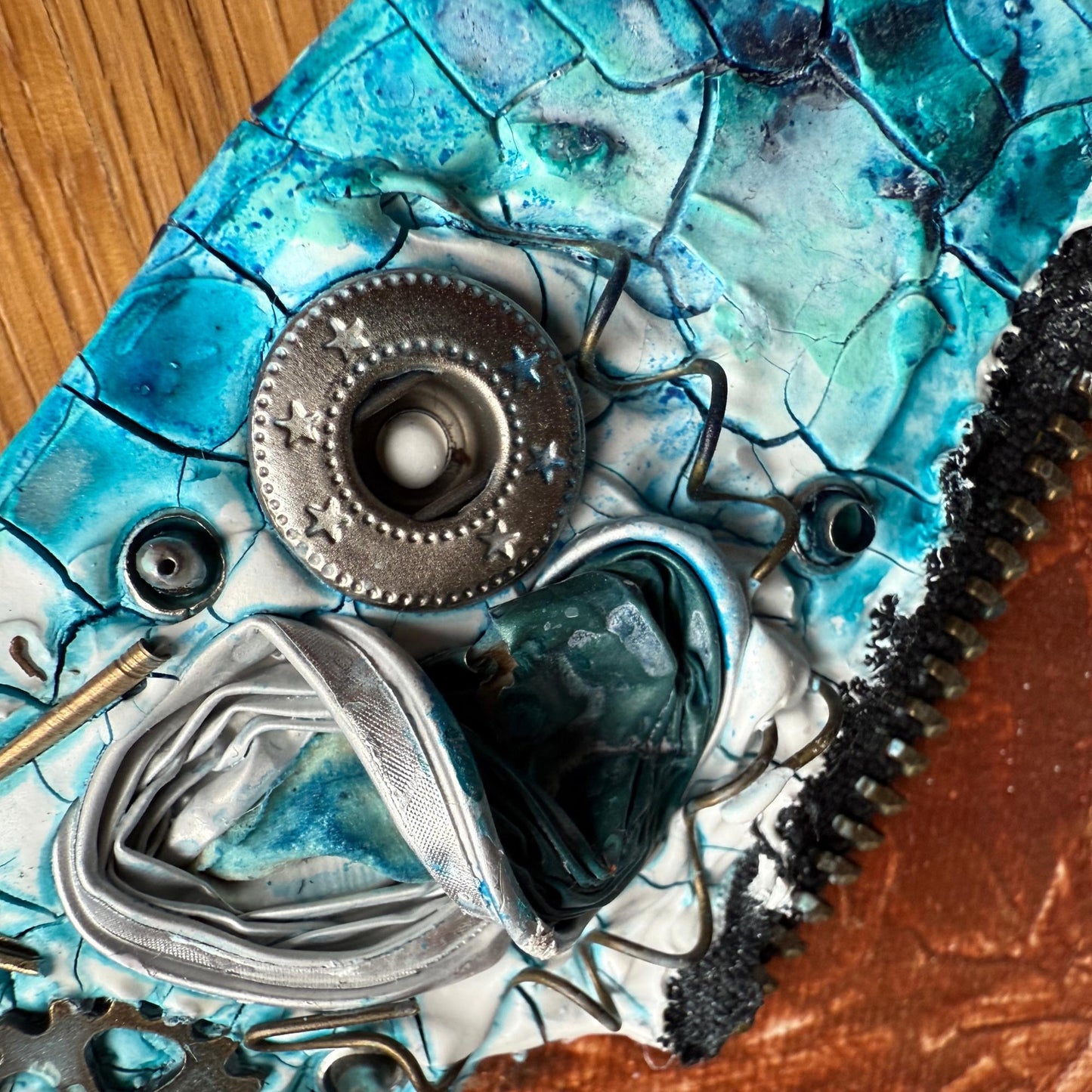 Handgefertigtes Steampunk Herz Gemälde. Mixed Media Unikat mit Zahnrädern, Reißverschluss und Upcycling Elementen in Blau Kupfer.