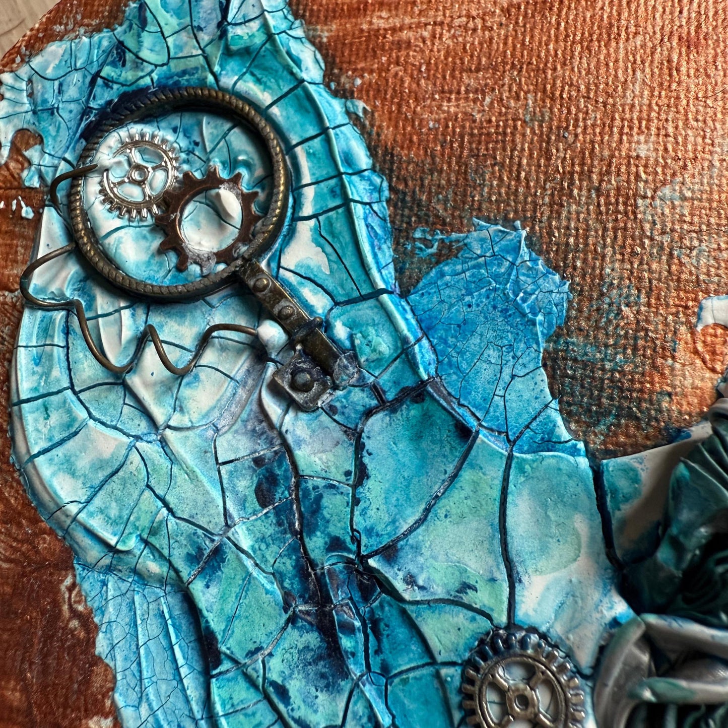 Handgefertigtes Steampunk Herz Gemälde. Mixed Media Unikat mit Zahnrädern, Reißverschluss und Upcycling Elementen in Blau Kupfer.