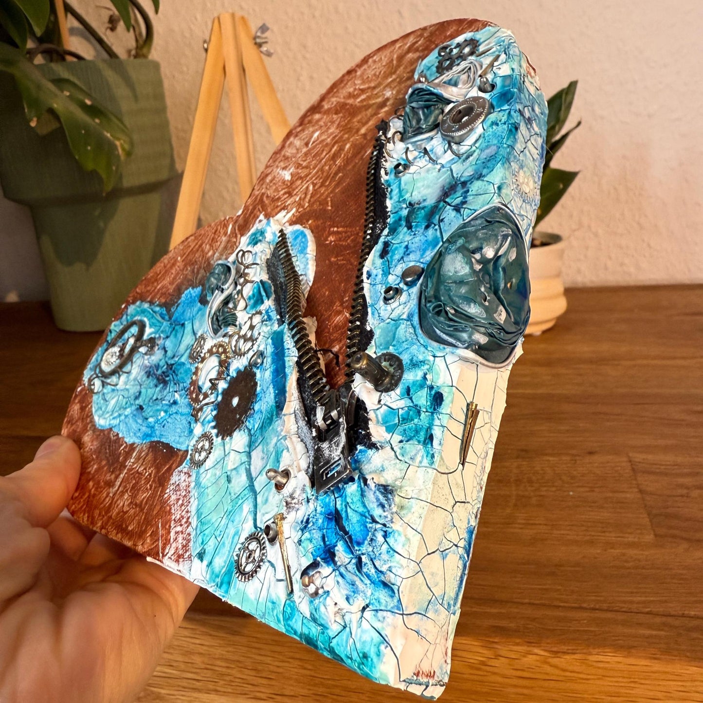 Handgefertigtes Steampunk Herz Gemälde. Mixed Media Unikat mit Zahnrädern, Reißverschluss und Upcycling Elementen in Blau Kupfer.