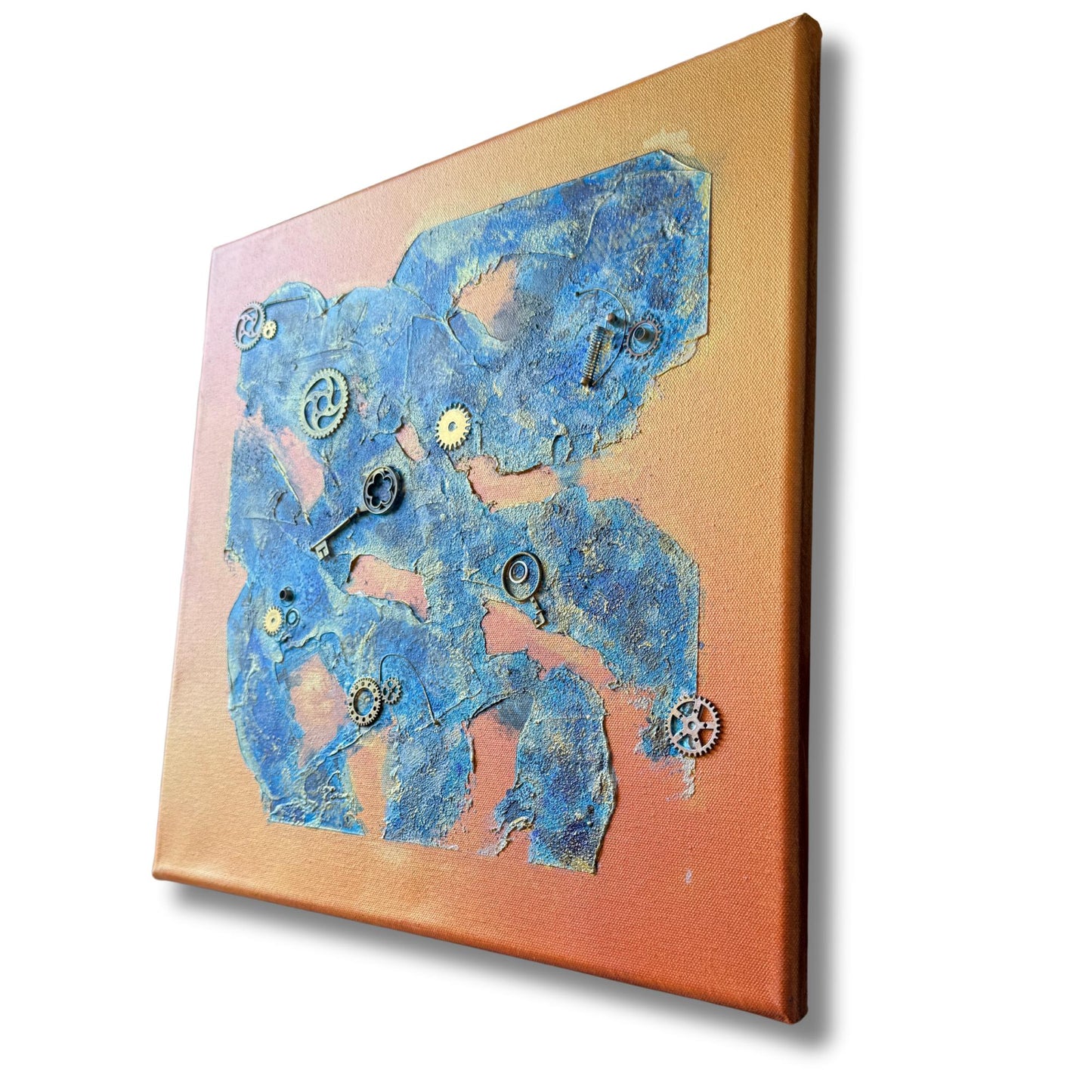 Steampunk Mixed Media Unikat quadratisch. Strukturierte Leinwand mit Zahnrädern, Schlüssel und blauer Patina auf Kupfer-Hintergrund.