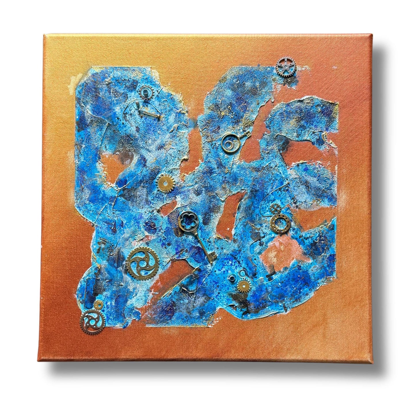 Steampunk Mixed Media Unikat quadratisch. Strukturierte Leinwand mit Zahnrädern, Schlüssel und blauer Patina auf Kupfer-Hintergrund.