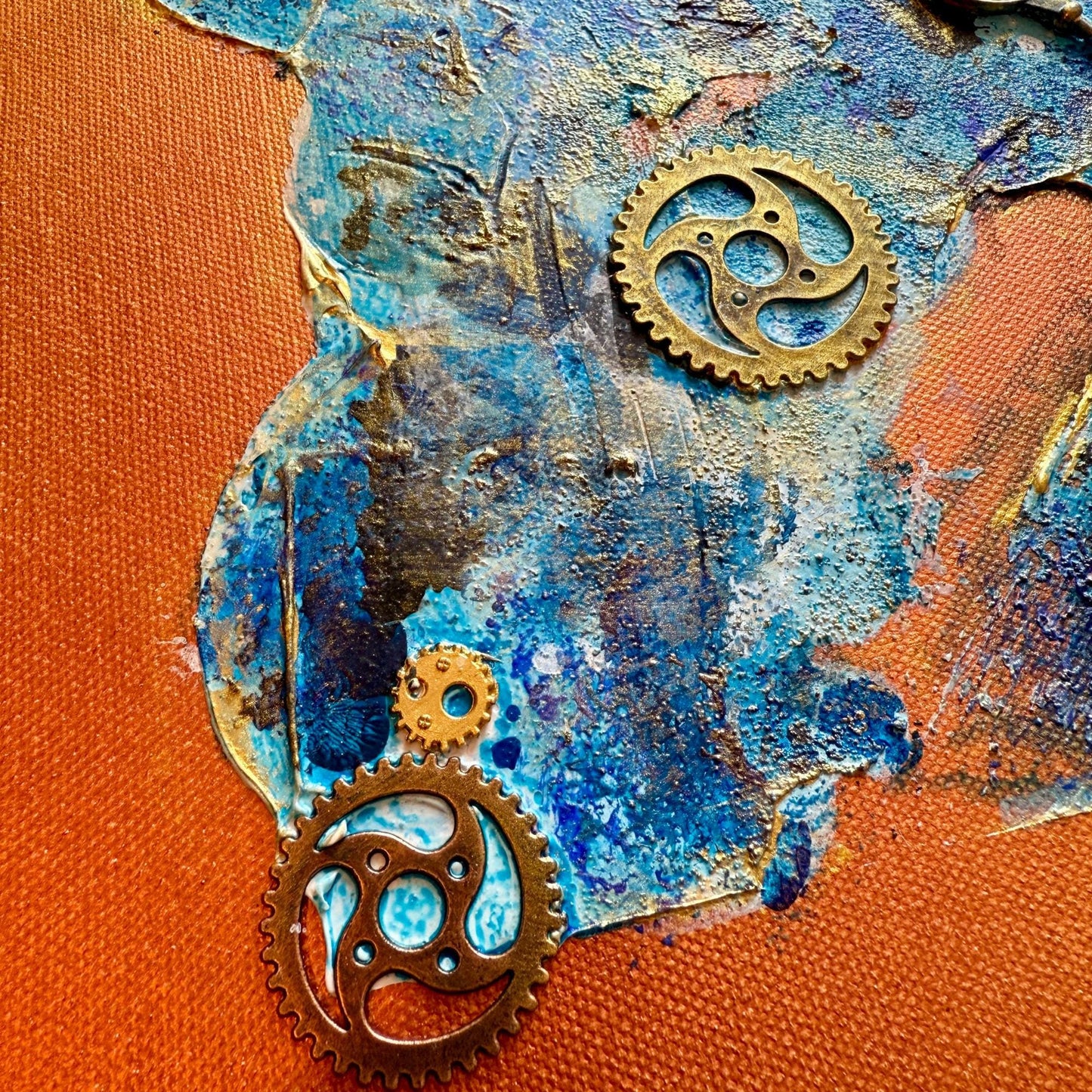 Steampunk Mixed Media Unikat quadratisch. Strukturierte Leinwand mit Zahnrädern, Schlüssel und blauer Patina auf Kupfer-Hintergrund.