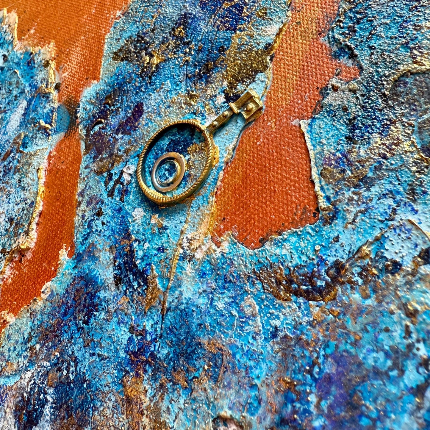 Steampunk Mixed Media Unikat quadratisch. Strukturierte Leinwand mit Zahnrädern, Schlüssel und blauer Patina auf Kupfer-Hintergrund.