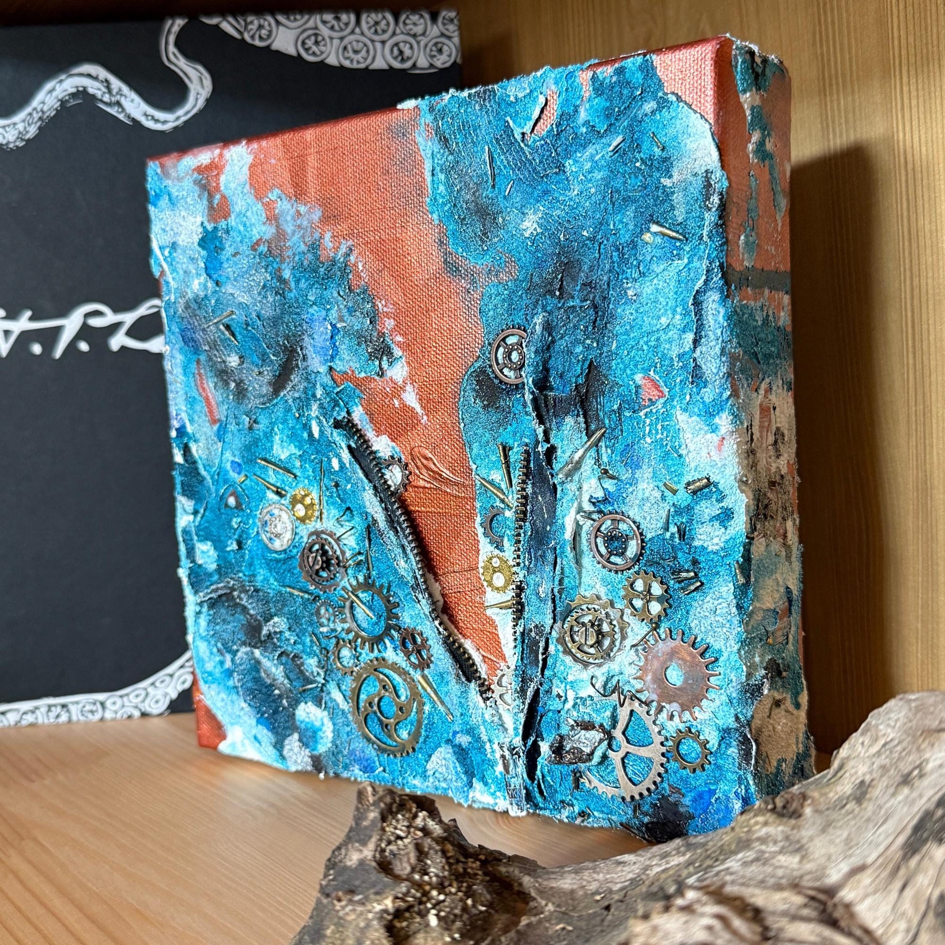 Steampunk Mixed Media Unikat quadratisch. Strukturierte Leinwand mit Zahnrädern, Reißverschluss und Upcycling Elementen.