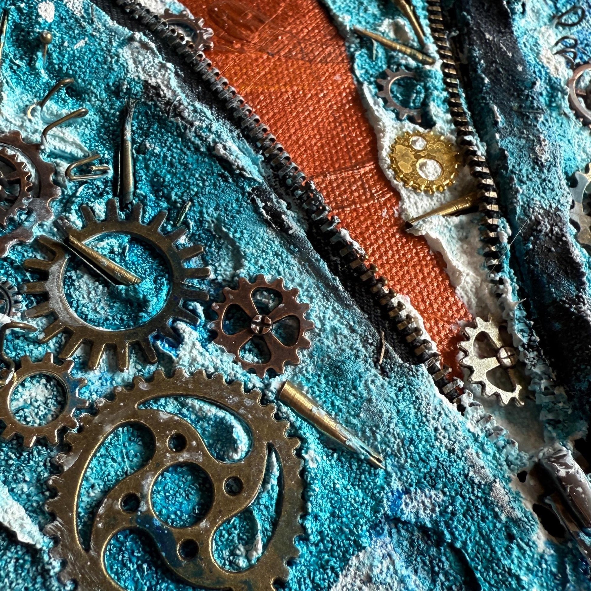 Steampunk Mixed Media Unikat quadratisch. Strukturierte Leinwand mit Zahnrädern, Reißverschluss und Upcycling Elementen.