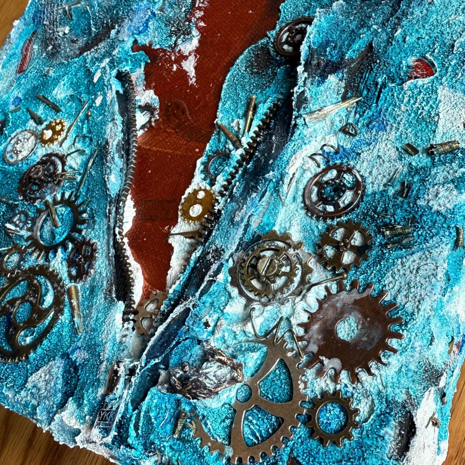 Steampunk Mixed Media Unikat quadratisch. Strukturierte Leinwand mit Zahnrädern, Reißverschluss und Upcycling Elementen.