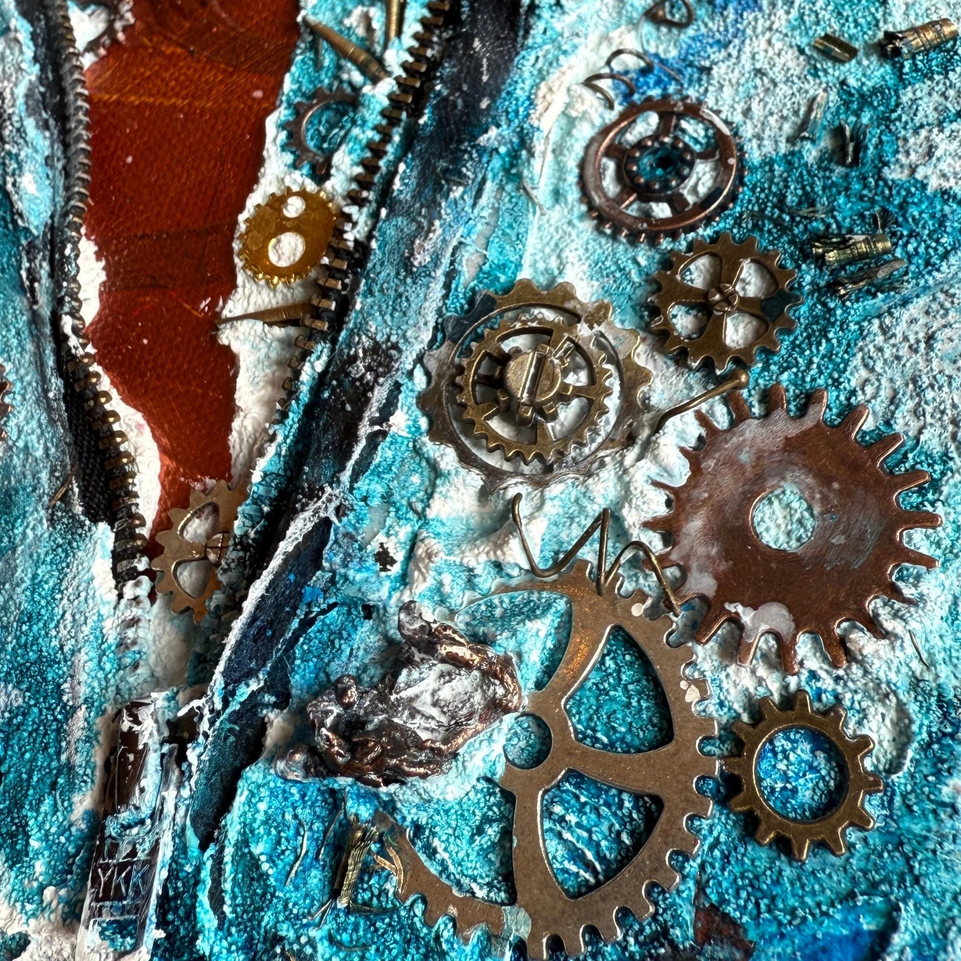 Steampunk Mixed Media Unikat quadratisch. Strukturierte Leinwand mit Zahnrädern, Reißverschluss und Upcycling Elementen.
